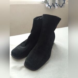 Woman's ankle booties  unbranded  Size 8  material suede
